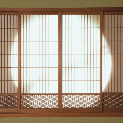 障子に映る満月の柔らかい光が印象的な和風背景